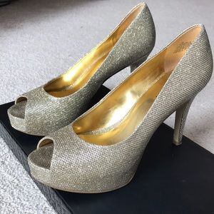 Nine West Champagne open toe pumps
